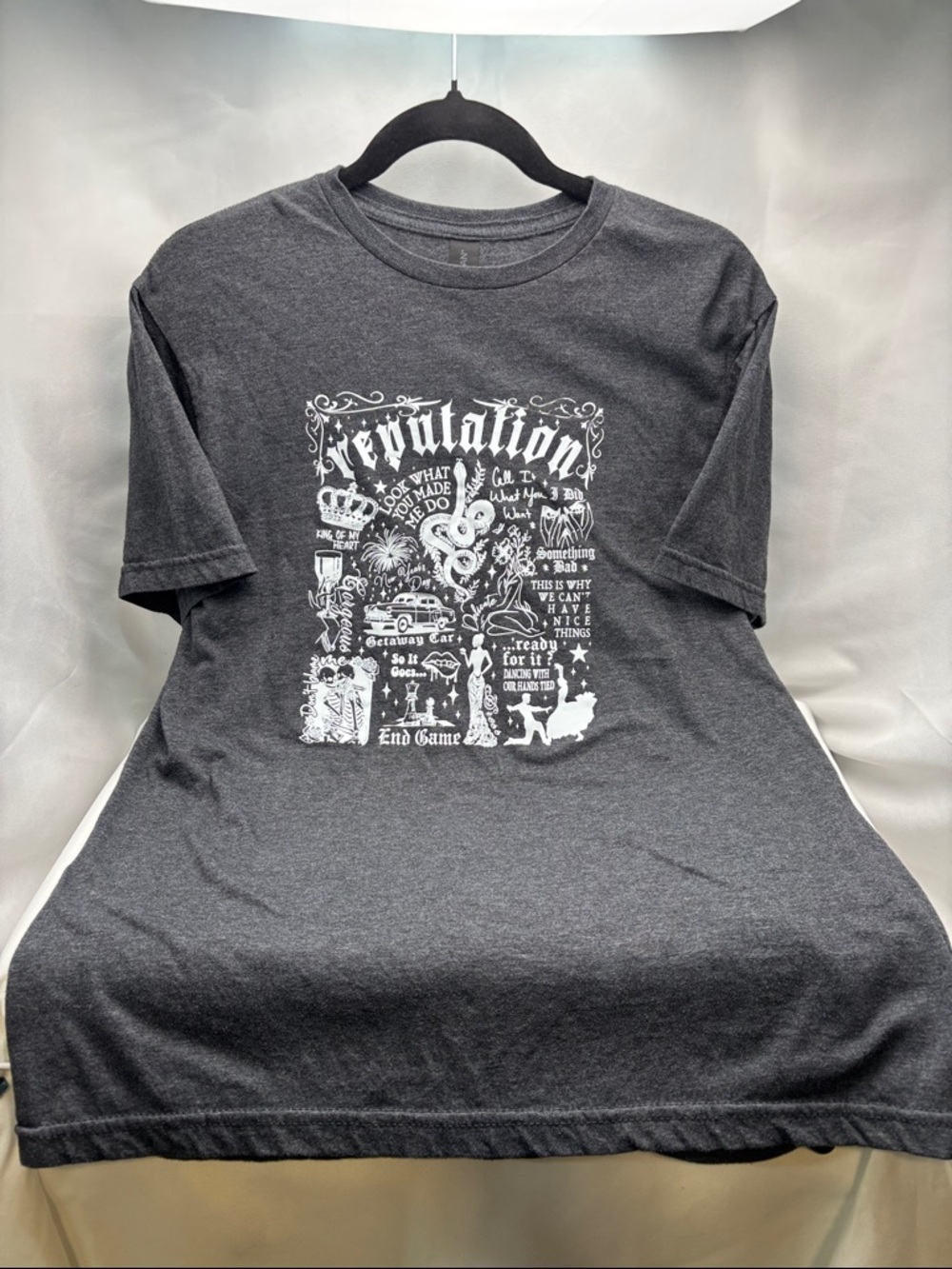 Taylor Swift Women’s SzM Charcoal Short-Sleeve Revolution Graphic Tee‎ #0606